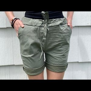 Moda Italy army green shorts